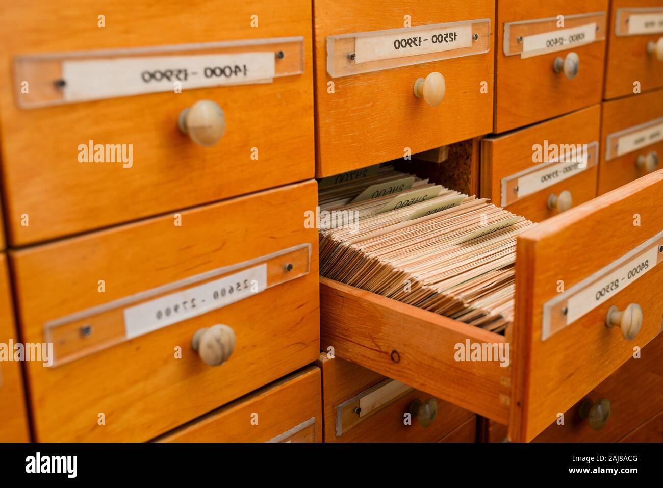 In legno cassetto aperto nella libreria. La directory dei file di informazioni. Archivio documenti. Foto Stock