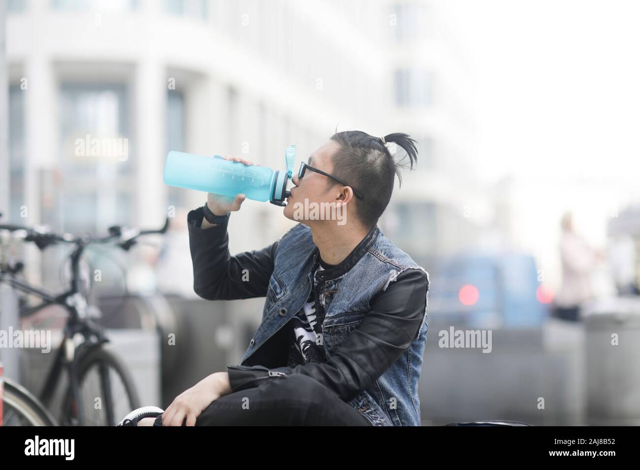 Twen indonesia in città acqua potabile Foto Stock