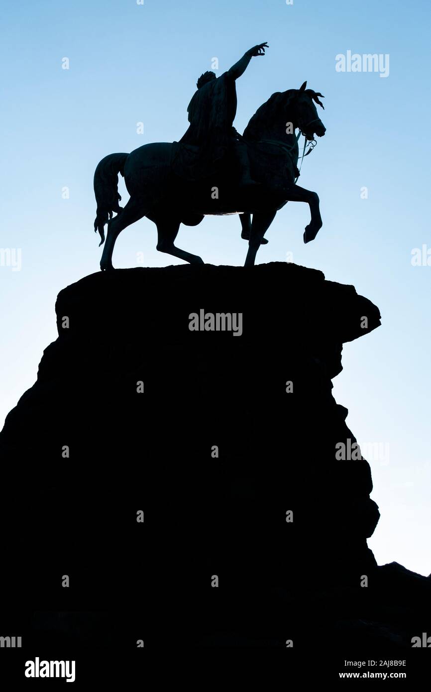 Silhouette di rame la statua equestre del re George III su Snow Hill sulla lunga passeggiata in Windsor Great Park, Windsor, Berkshire, Inghilterra, Regno Unito Foto Stock