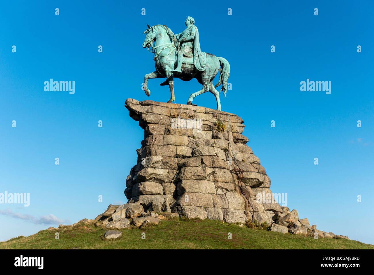 Il rame statua equestre del re George III come un Imperatore Romano sulla collina di neve sulla lunga passeggiata in Windsor Great Park, Windsor, Berkshire, Inghilterra, Regno Unito Foto Stock