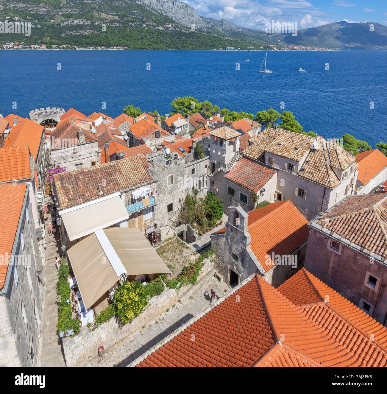 Croazia - La vecchia città di Korcula dalla torre della chiesa con la NATO Casa di Marco Polo nel mezzo. Foto Stock
