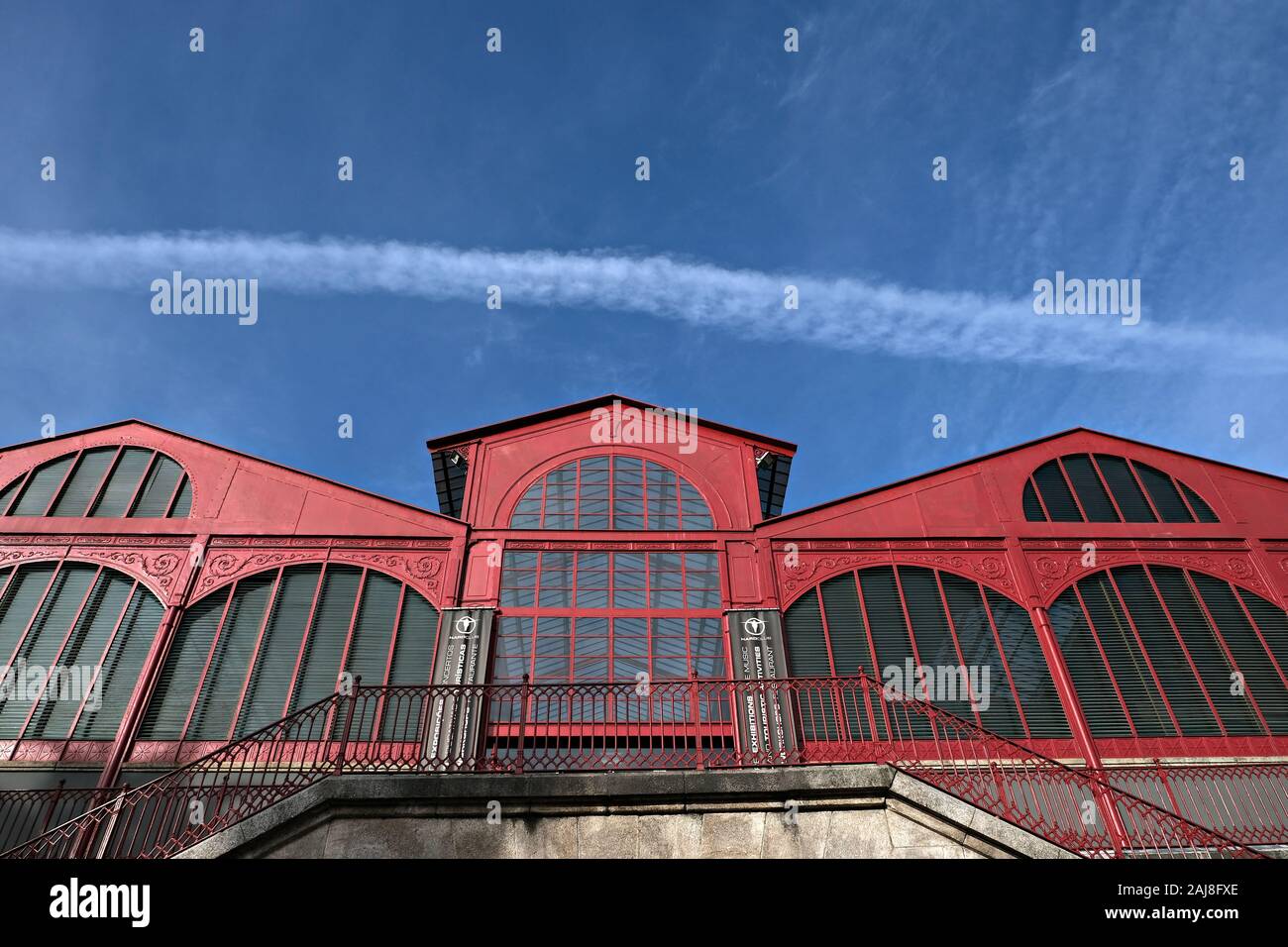 Vista ad angolo basso della facciata del Mercado Ferreira Borges Foto Stock