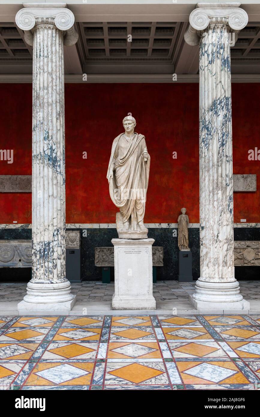 Augusto Imperatore, vista di una statua di imperatore Cesare Augustus situato nel Kampmann edificio all interno del Ny Carlsberg Glyptotek Museum, Copenaghen. Foto Stock