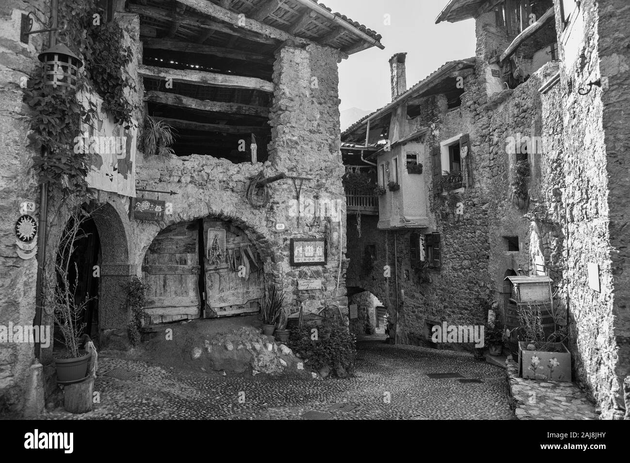 I vasai house, Via Fratelli Bandiera, Canale di Tenno, Trentino-Alto Adige, Italia. Versione in bianco e nero. Foto Stock