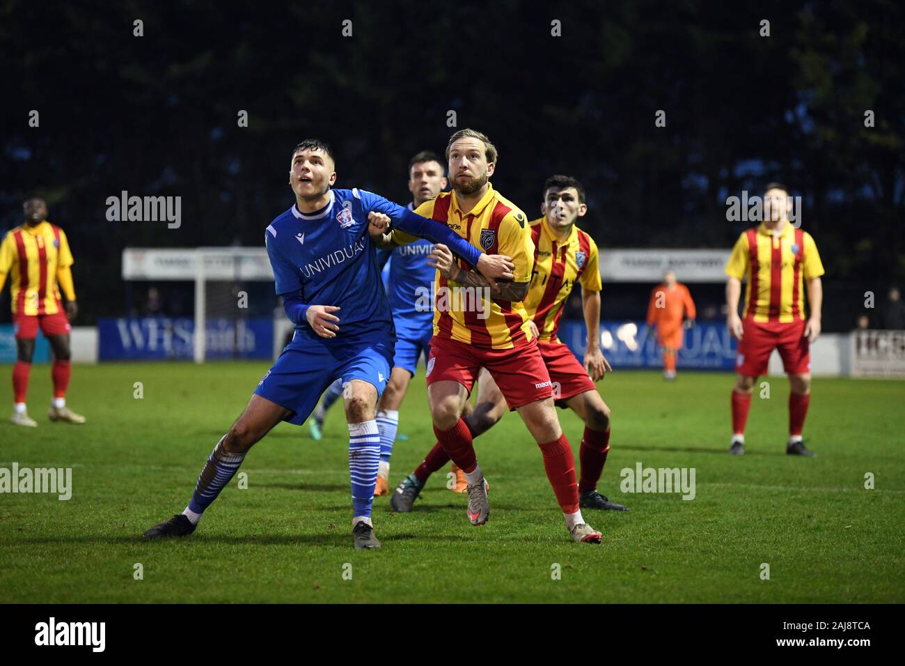 Swindon Supermarine football club, Swindon Wilts England Regno Unito 01/01/2020. Il Supermarine Fc vs Merthyr Town Fc battaglie di centrocampo lasciando il punteggio 2-2 Foto Stock