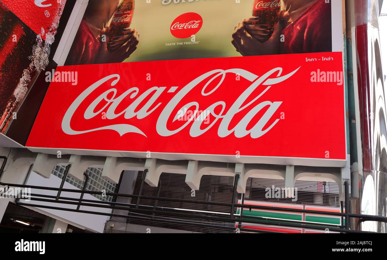 Bangkok, Tailandia - 3 Gennaio 2020 : Closeup coca cola firmare l'installazione a parete del Lido collegare, un centro commerciale per lo shopping in Piazza Siam area Foto Stock