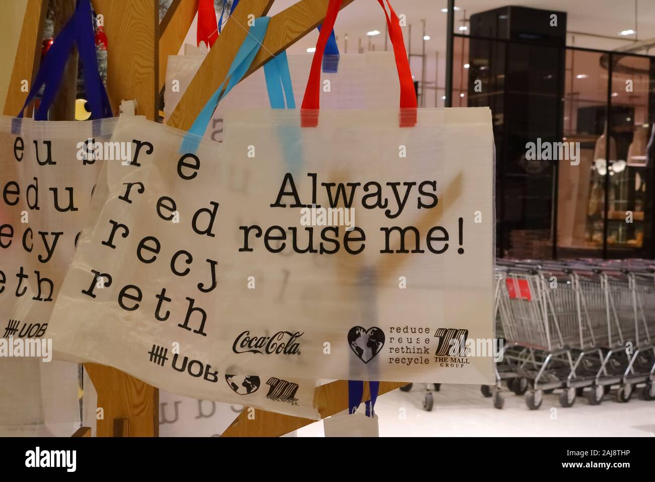 Bangkok, Tailandia - 3 Gennaio 2020 : Primo piano e concentrarsi sulle parole riutilizzare sempre me stampato sul sacchetto di panno appeso su appendiabiti in Siam Paragon Shopping Mall Foto Stock