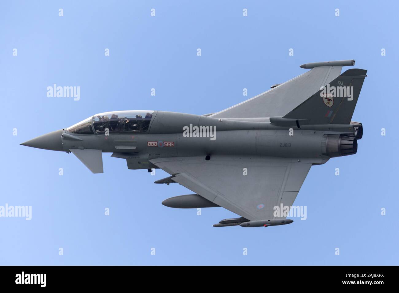 Royal Air Force (RAF) Eurofighter EF-2000 Typhoon T.3 jet trainer aeromobile ZJ813 dal No.29(R) Squadron tornando a RAF Coningsby. Foto Stock