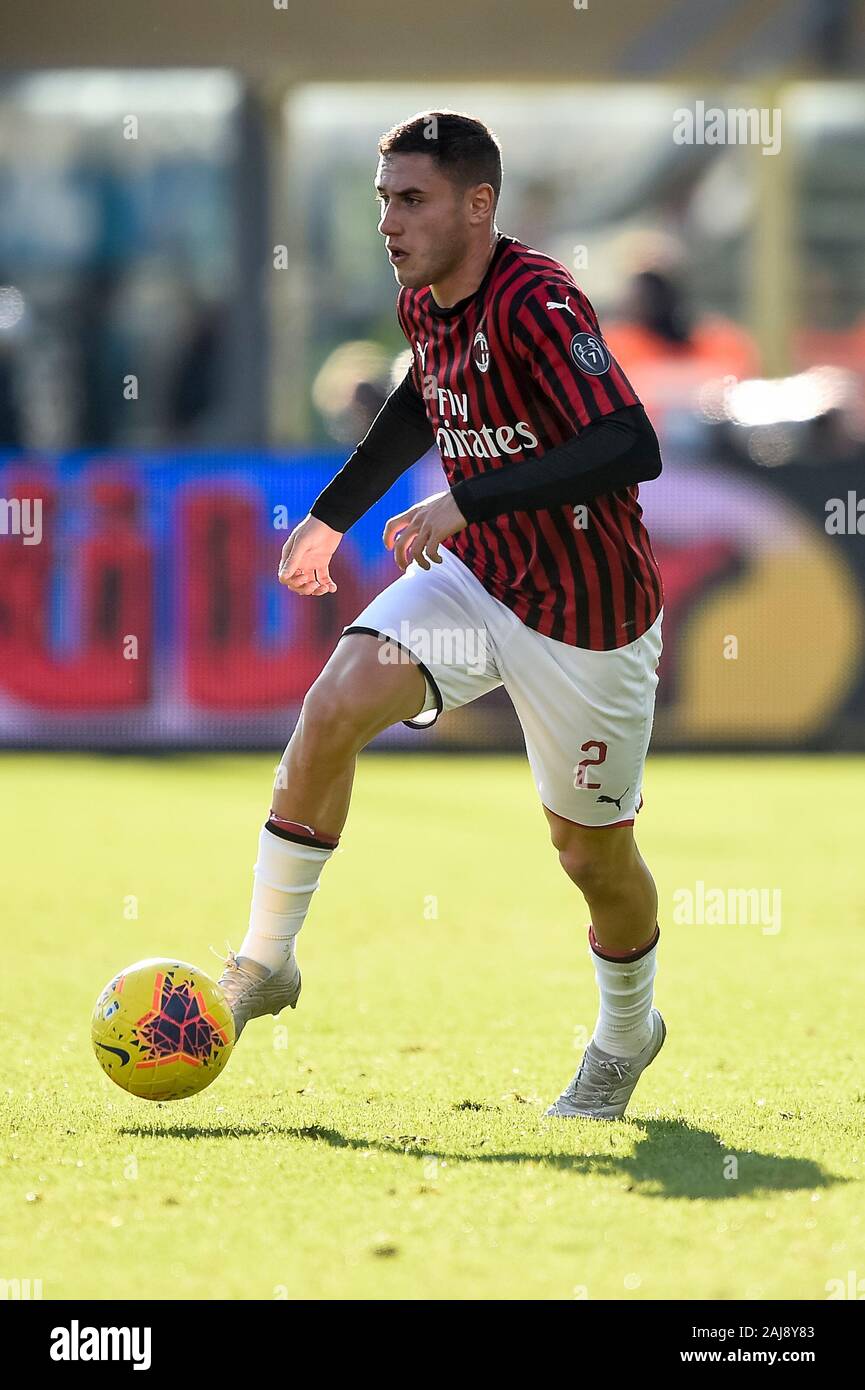 Bergamo, Italia. 22 Dicembre 2019: Davide Calabria del Milan in azione durante la serie di una partita di calcio tra Atalanta BC e AC Milan. Atalanta BC ha vinto 5-0 su AC Milan. Credito: Nicolò Campo/Alamy Live News Foto Stock