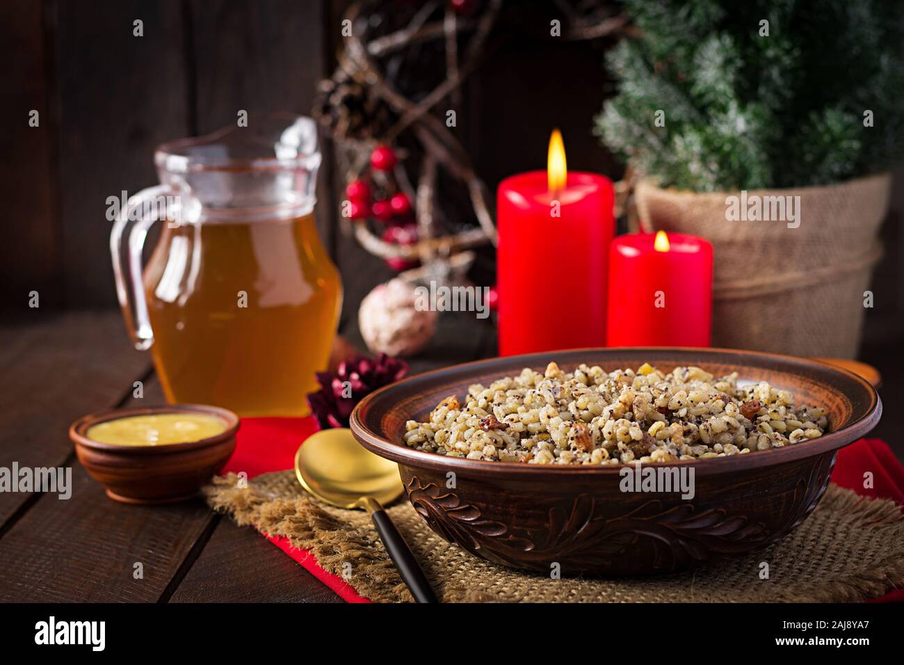Kutya. Porridge di Natale fatto di chicchi di grano, semi di papavero, noci, uva passa e miele. Natale kutia. Cucina ucraino. Foto Stock