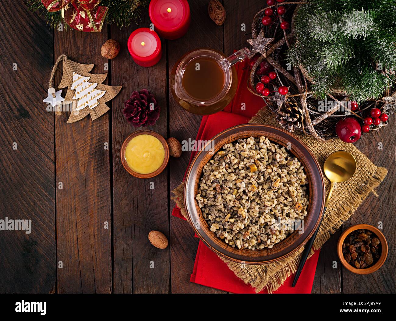 Kutya. Porridge di Natale fatto di chicchi di grano, semi di papavero, noci, uva passa e miele. Natale kutia. Cucina ucraino. Vista superiore, overhead Foto Stock