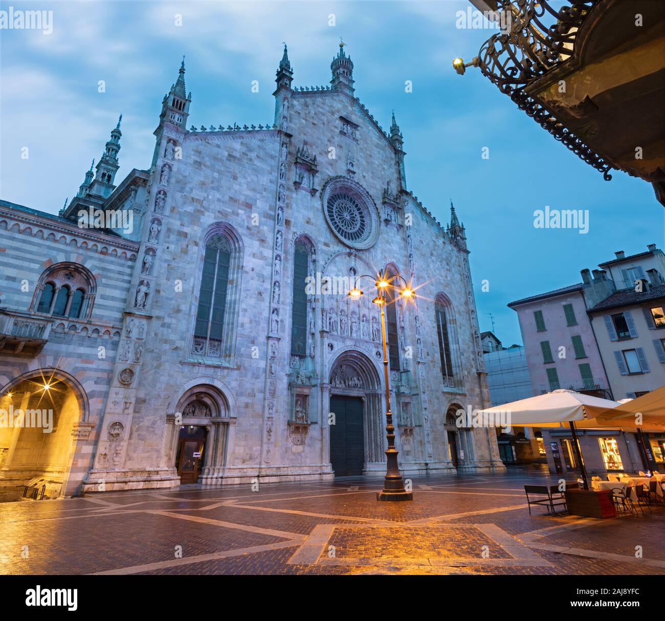 Como - Il portale del Duomo al tramonto. Foto Stock