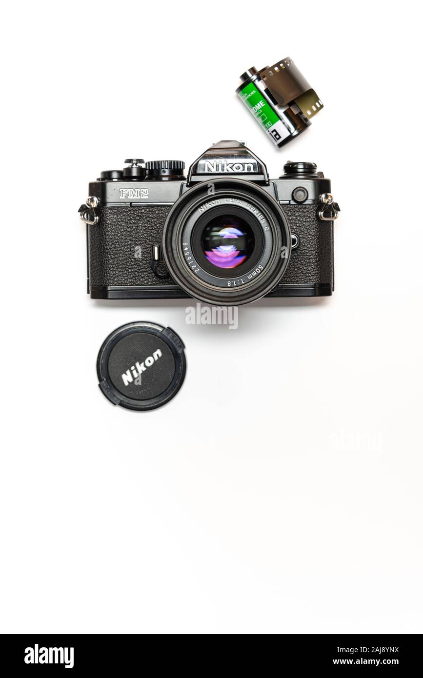 Vintage Nikon FM2 con vari puntelli su uno sfondo bianco. 31.12.2019 si prega di credito: Phillip Roberts Foto Stock