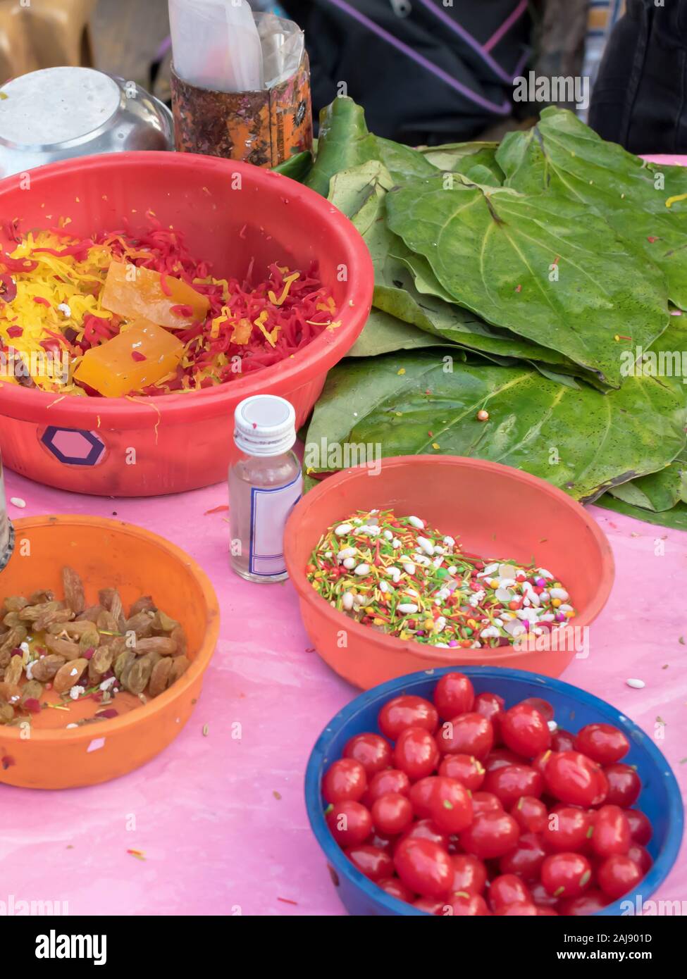 Diversi tipi di coloratissimi guarnire pan masala utilizzati per decorare betel leaf banarasi paan con il fuoco selettivo Foto Stock