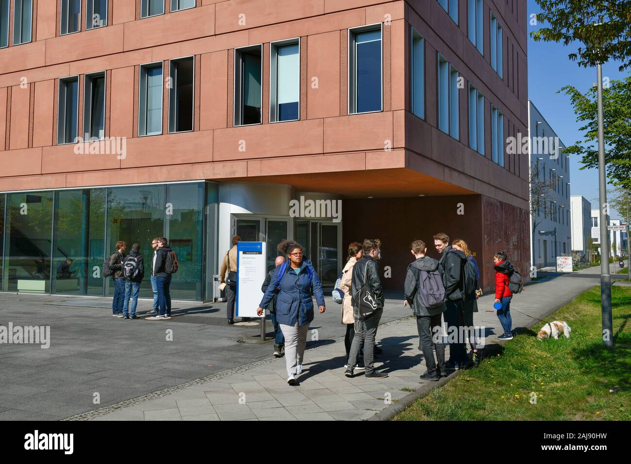 Walter-Nernst-Haus (Lehrraumgebäude Physik und Chemie), Humboldt-Universität, Newtonstraße, Adlershof, Treptow-Köpenick, Berlino, Deutschland Foto Stock