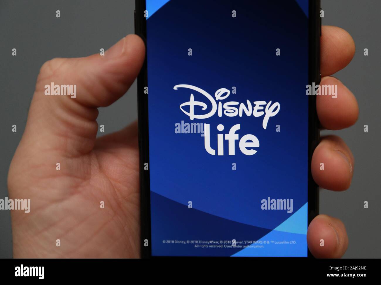 Una persona che detiene un iphone che mostra le app per la vita di Disney. Foto di PA. Picture Data: venerdì 3 gennaio 2020. Foto di credito dovrebbe leggere: Andrew Matthews/PA FILO Foto Stock