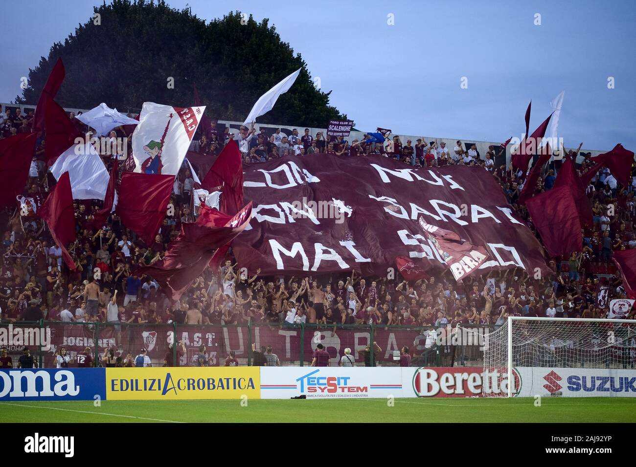 Alessandria, Italia. 25 Luglio, 2019: i fan di Torino FC mostrano il loro supporto prima della UEFA Europa League secondo turno di qualificazione partita di calcio tra Torino FC e Debrecen VSC. Torino FC ha vinto 3-0 su Debrecen VSC. Credito: Nicolò Campo/Alamy vivere nuove Foto Stock