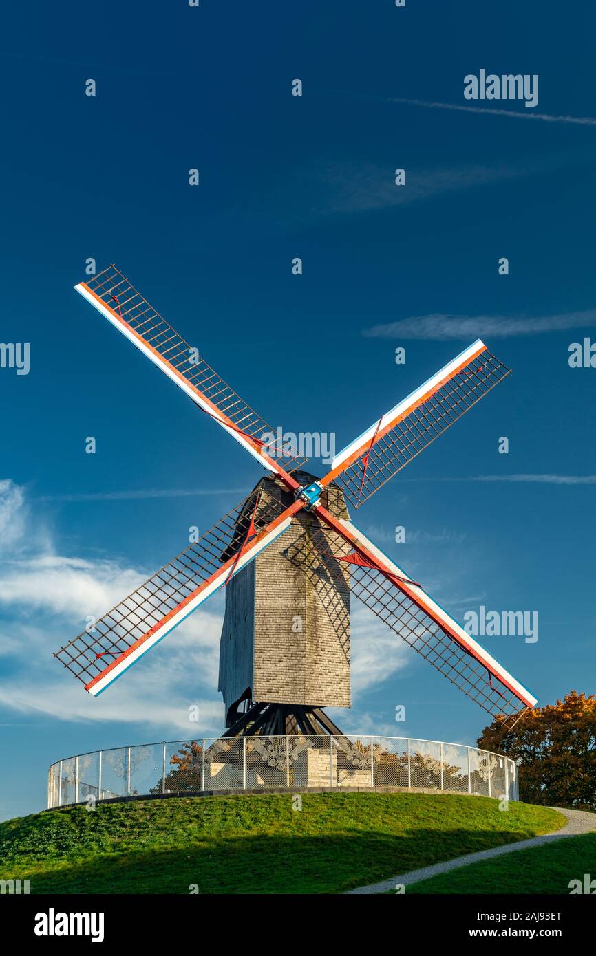 Tradizionale in legno vecchio mulino a vento a Bruges, Belgio. I turisti possono visitare questo luogo chiamato Sint-Janshuismolen. Foto Stock