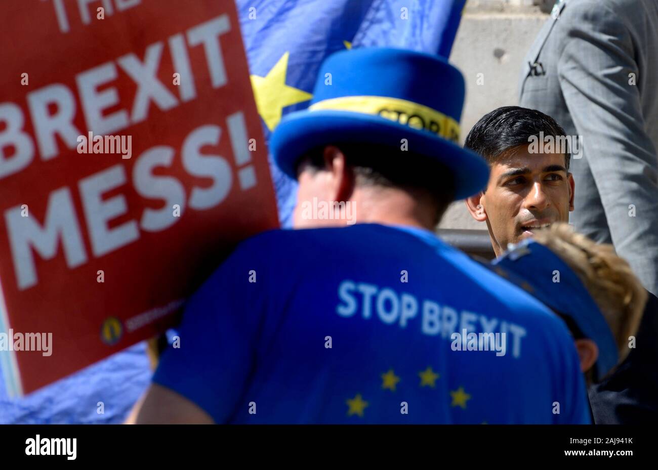 Rishi Sunak MP (Primo segretario al Tesoro) in Whitehall, Agosto 2019 con anti-Brexit diruttori Stev Bray Foto Stock