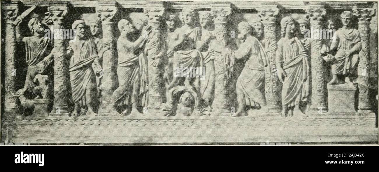 I monumenti della chiesa primitiva . r sarcofago di circa la stessa data di quella ofJunius Bassus è illustrato in Fig. 102. Mediante la riduzione del colonnato di una singola storia e dalla diminuzione della ilnumero di figure it* guadagna molto, sia nella bellezza e nella chiara- SCULPTUBE - sarcofagi 267 ness di significato. Il maggior numero di soggetti sul sar-cophagus di Junius Bassus imbarazzare quelli sentenza; herewhere ci sono ma tre temi il significato è chiaro e wesee che Abrahams al sacrificio del suo figlio incarna la passione ofChrist, e per questo motivo è posizionato di fronte alla sentenza ofPilate whi Foto Stock