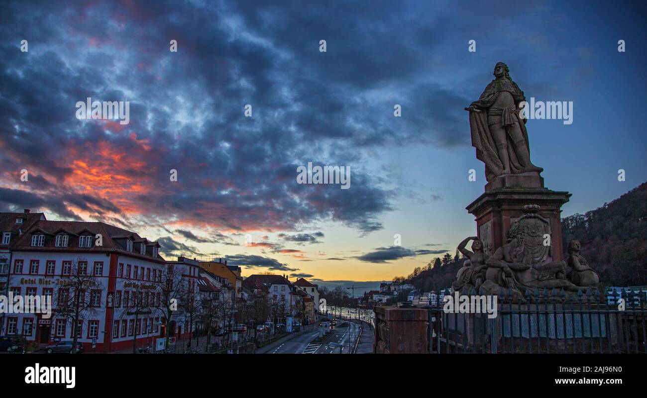 Karl-Theodor-monumento a Heidelberger Ponte Vecchio, Alte Brücke, Heidelberg, Baden-Wuerttemberg, Germania Foto Stock