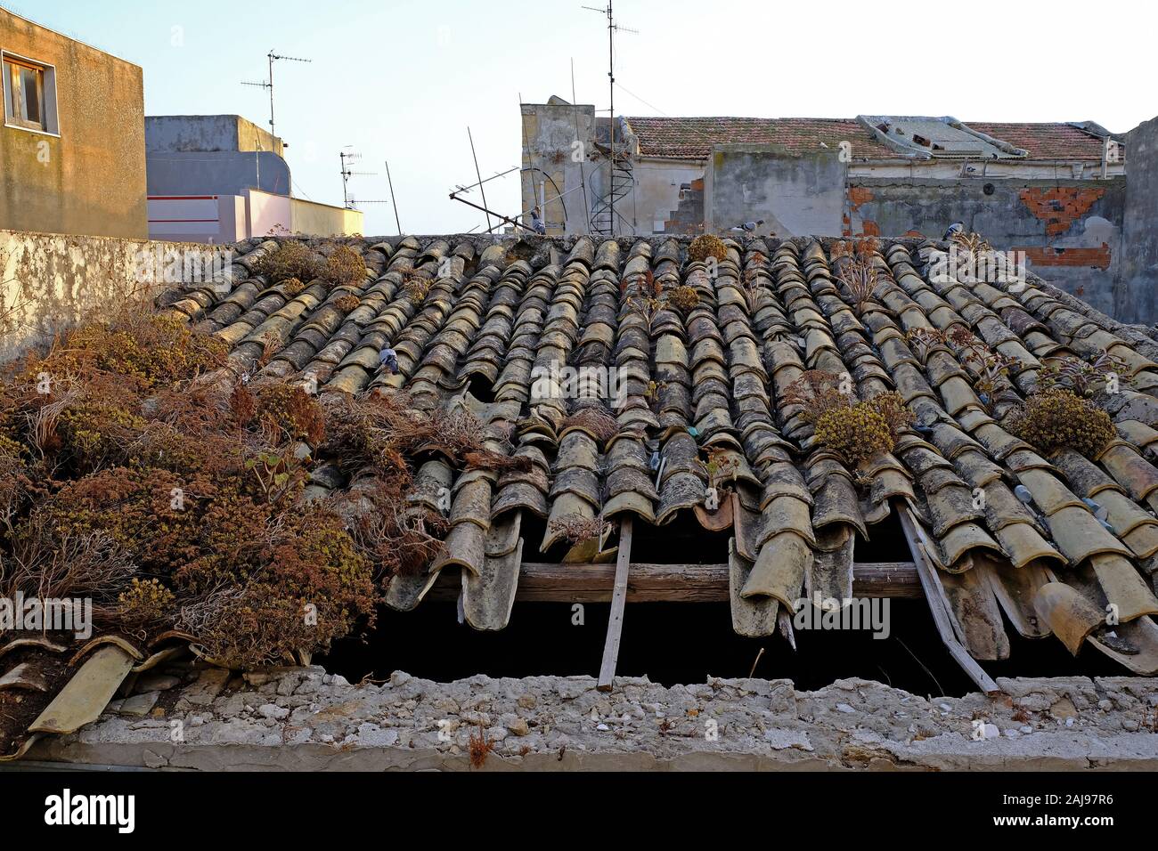 Tetto di tegole di argilla su vecchie case residenziali a Sciacca, Sicilia, Italia. Foto Stock