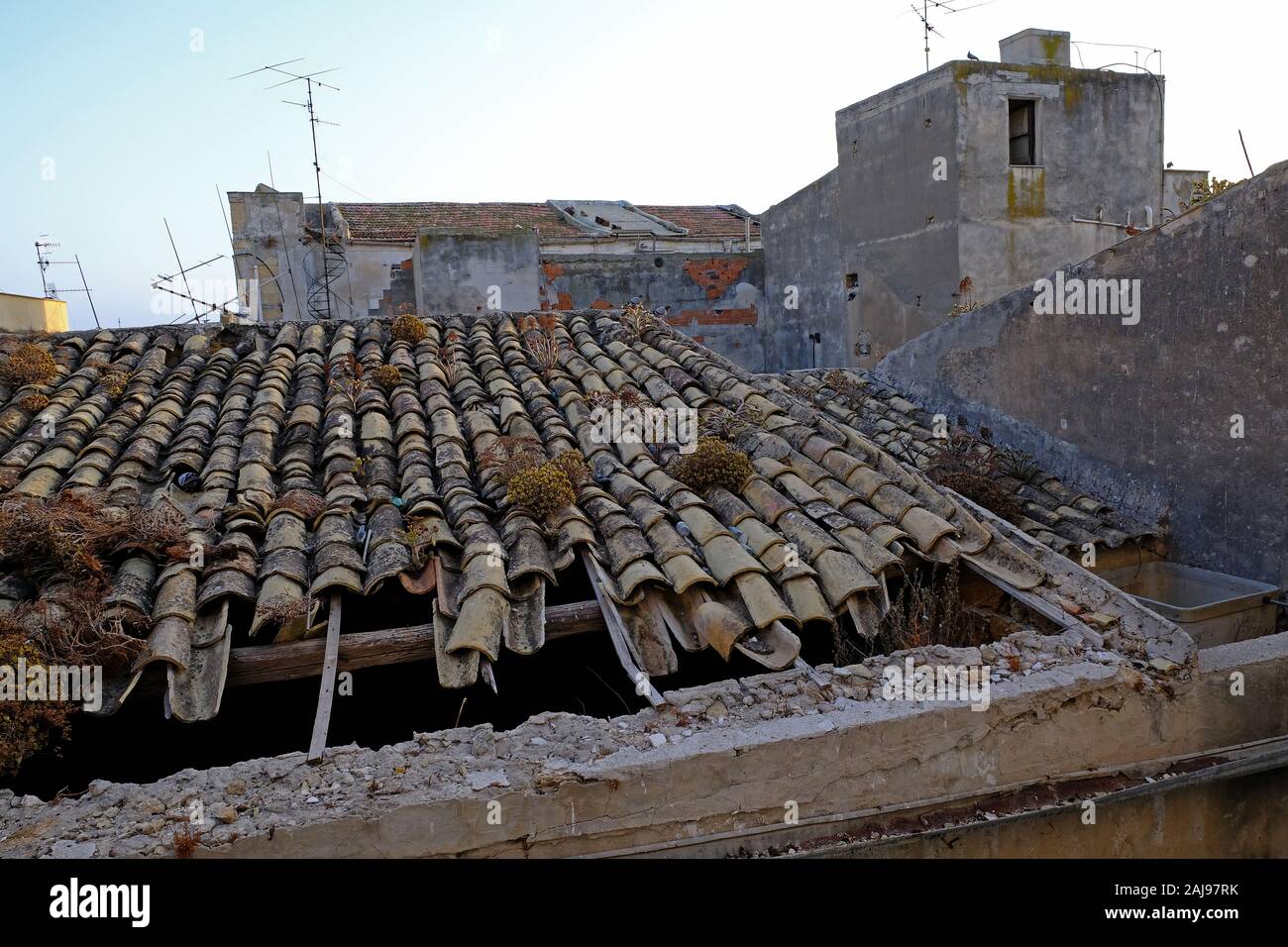 Tetto di tegole di argilla su vecchie case residenziali a Sciacca, Sicilia, Italia. Foto Stock