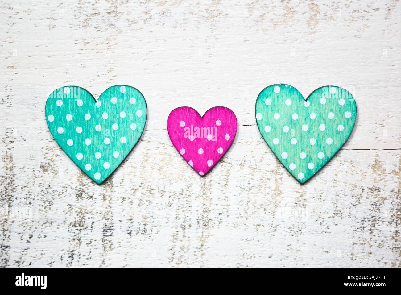 Cuori di legno bianco su sfondo rustico. Il giorno di San Valentino del concetto. Vista da sopra con spazio per il testo. Foto Stock