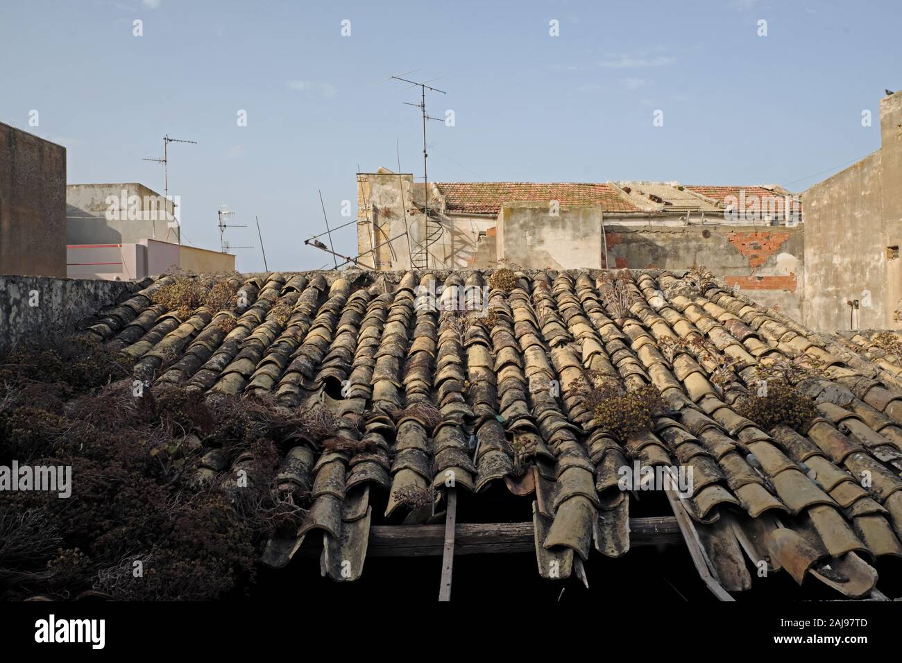 Tetto di tegole di argilla su vecchie case residenziali a Sciacca, Sicilia, Italia. Foto Stock