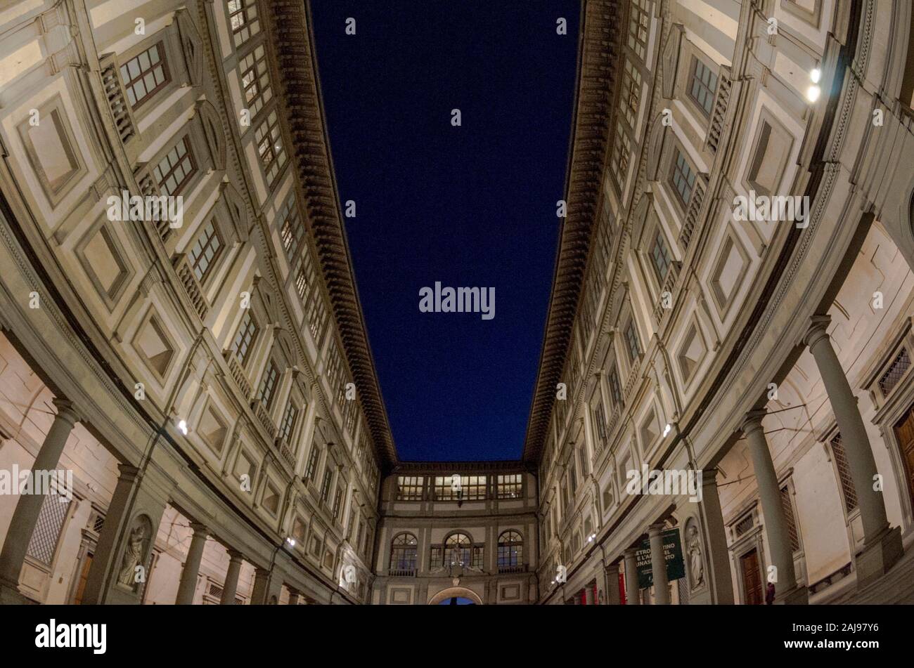 Vista della galleria degli Uffizi di Firenze di notte Foto Stock