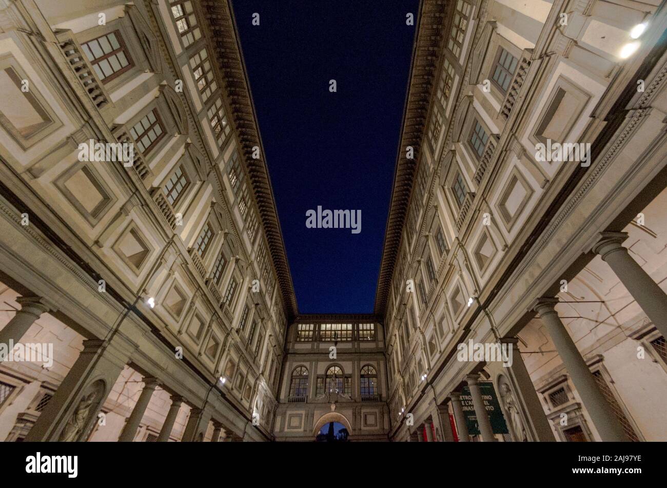 Vista della galleria degli Uffizi di Firenze di notte Foto Stock