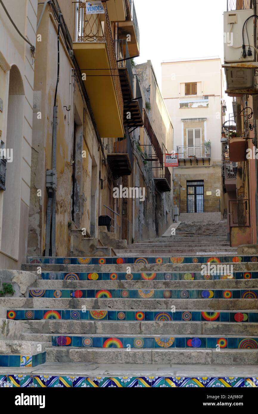 Ceramica decorativa scale nella città di Sciacca,Sicilia, Italia. Foto Stock