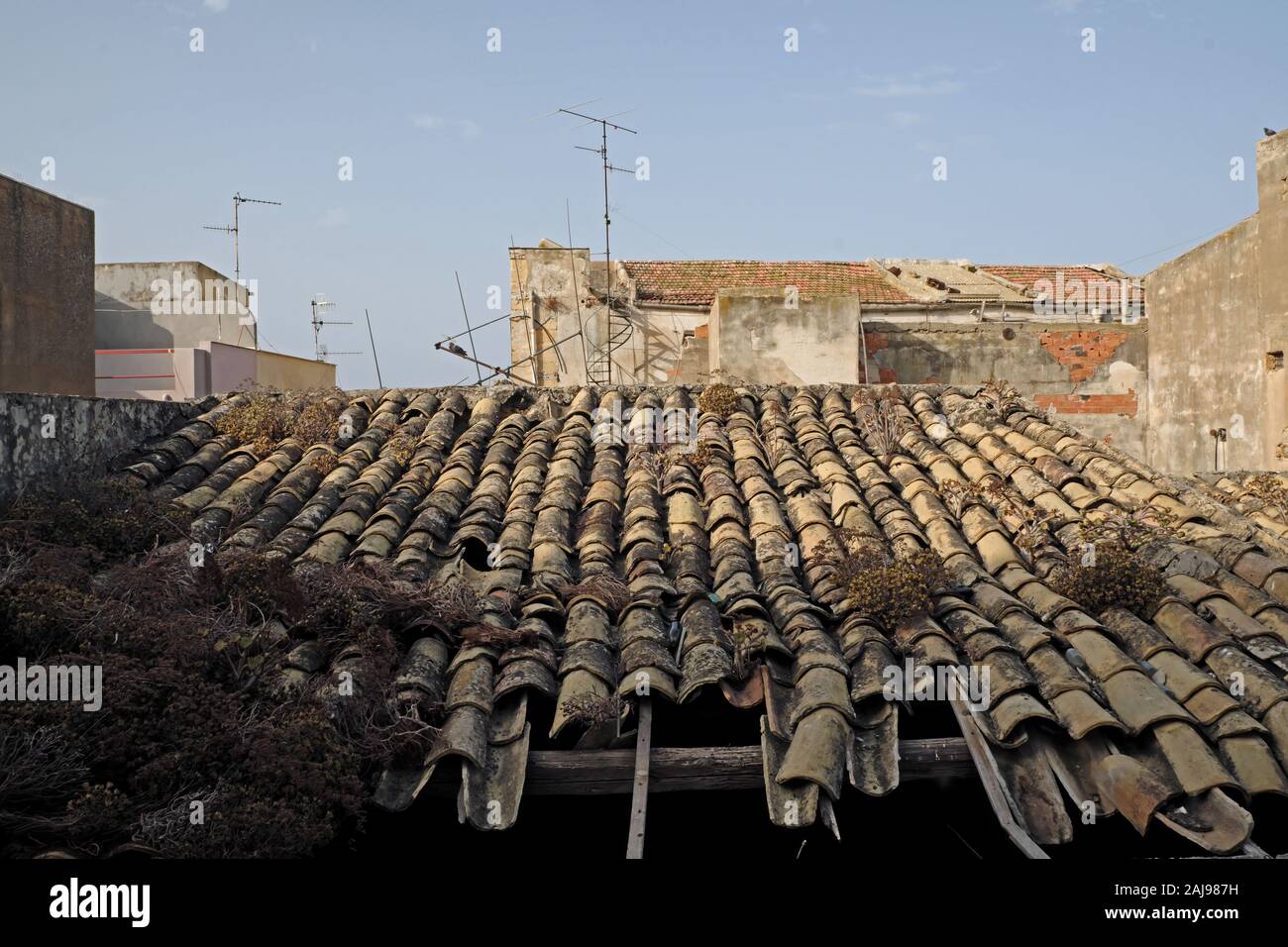 Tetto di tegole di argilla su vecchie case residenziali a Sciacca, Sicilia, Italia. Foto Stock