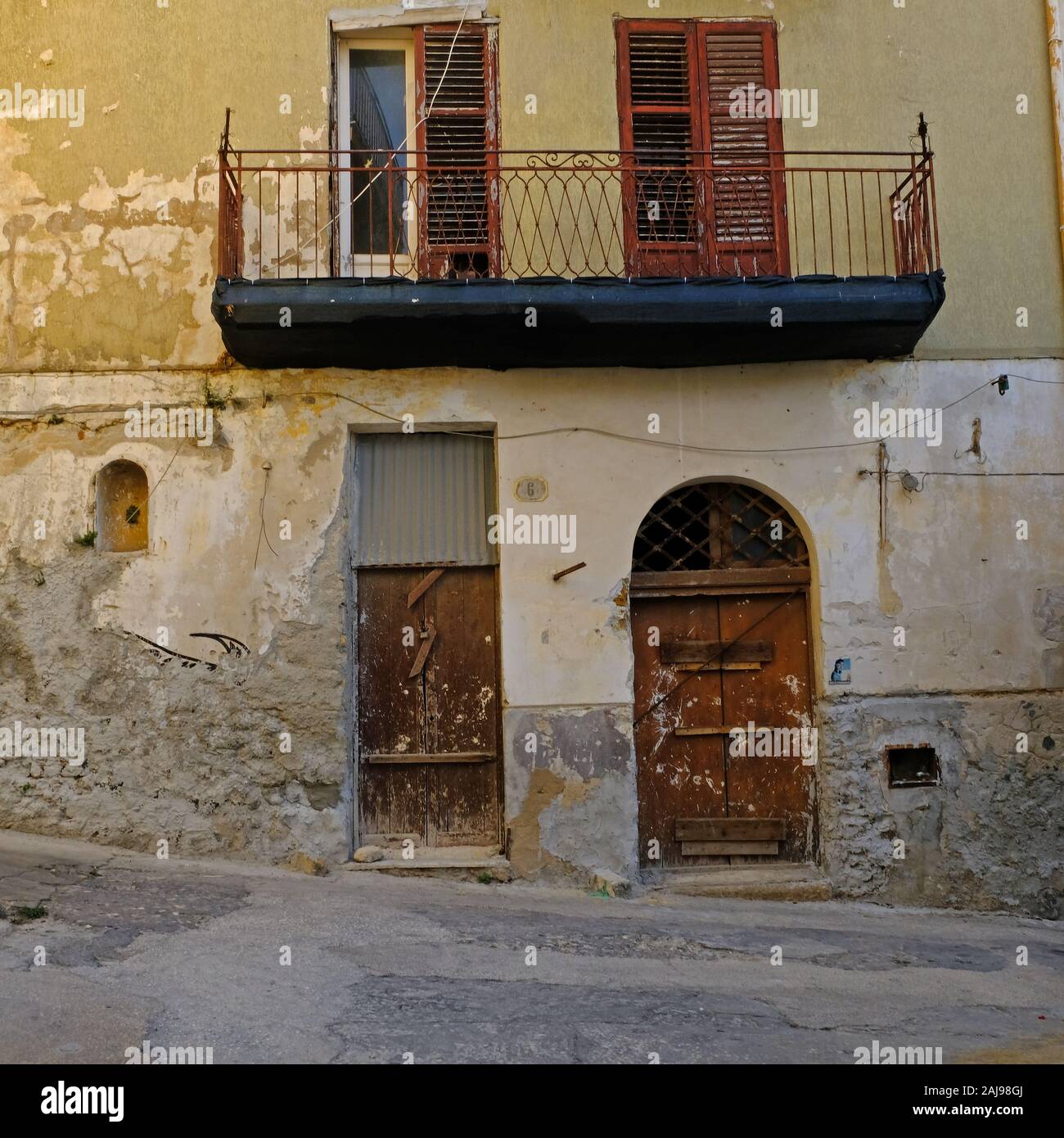 Esterno della vecchia casa in centro storico di Sciacca, Sicilia, Italia. Foto Stock