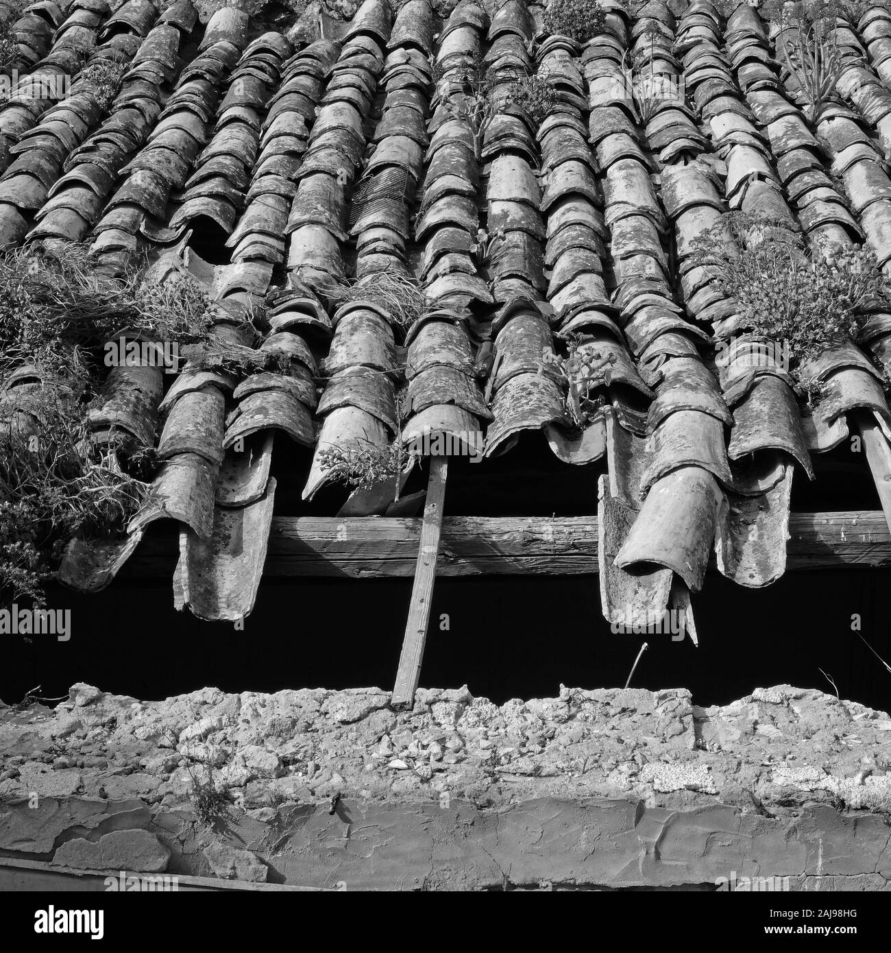 Tetto di tegole di argilla su vecchie case residenziali a Sciacca, Sicilia, Italia. Foto Stock