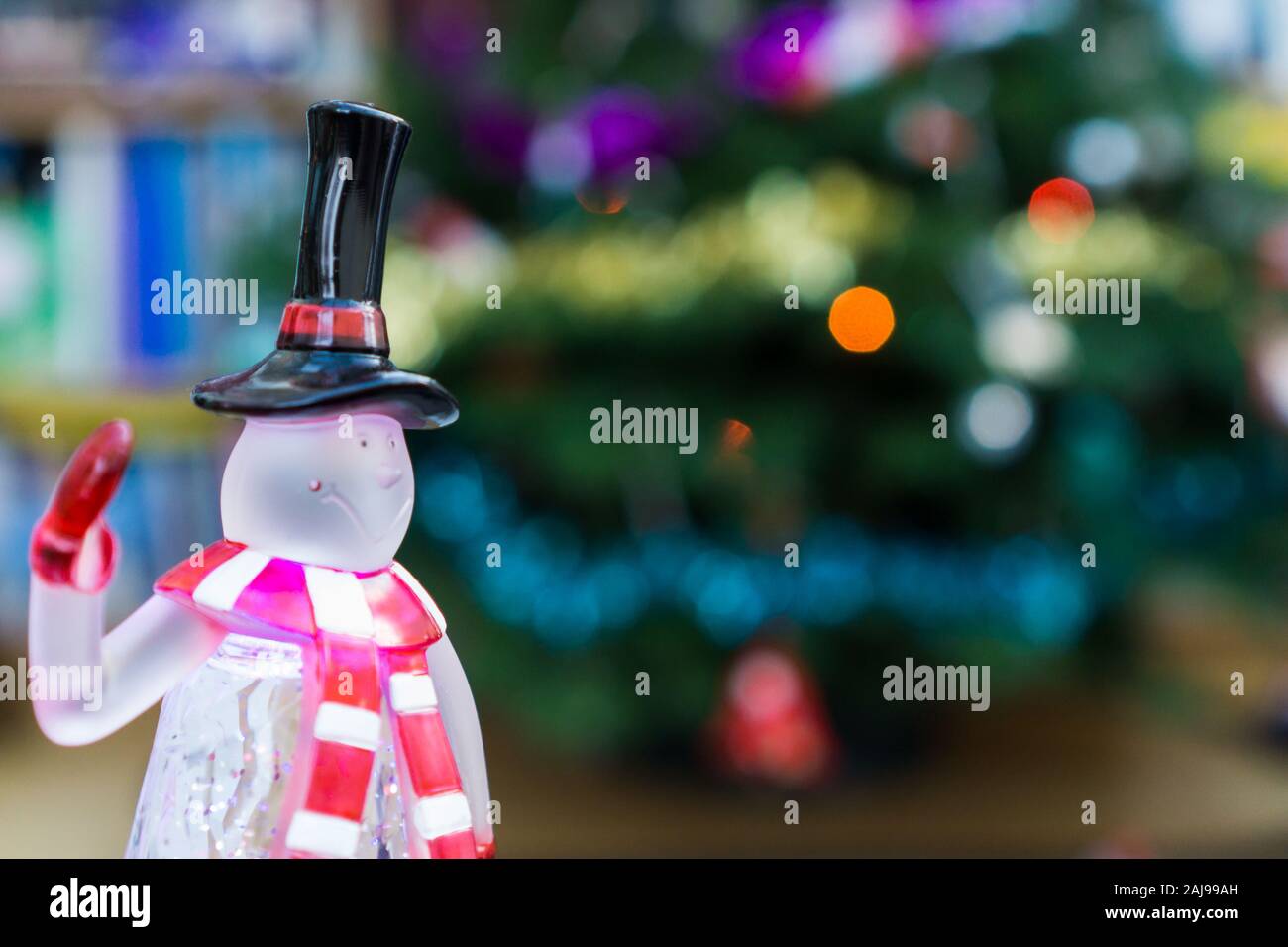 Decorazione di pupazzo di neve di fronte a un barbotto da un albero di Natale Foto Stock