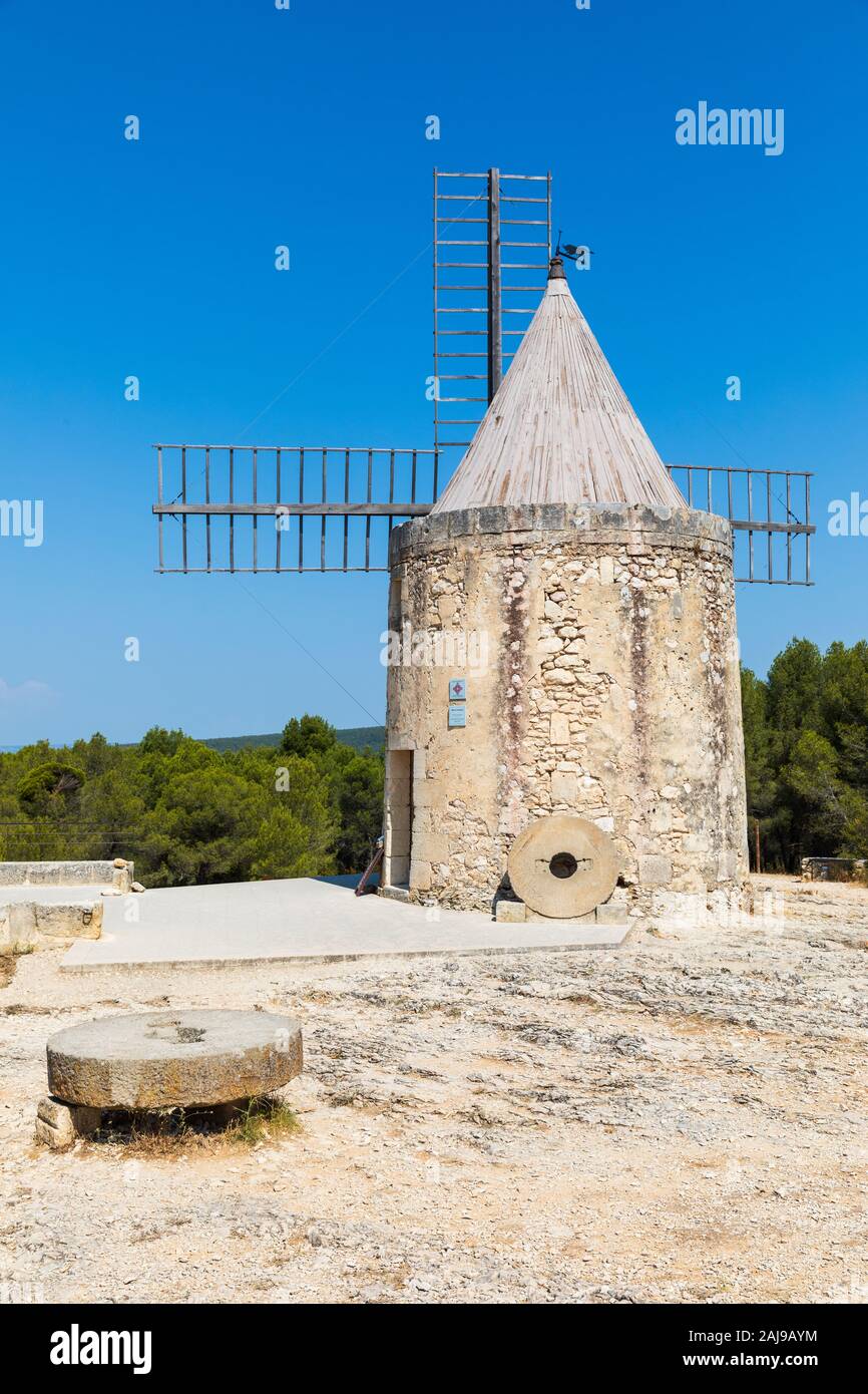 Una vista del Moulin de Daudet a Fontvieille / Provence (Francia). Questo mulino è stato l'ex casa del famoso scrittore francese Alphonse Daudet. Foto Stock