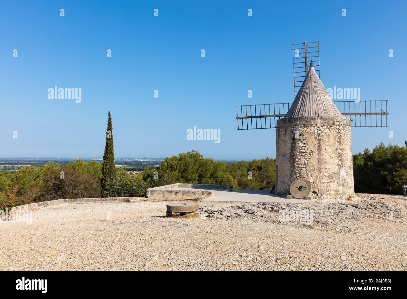 Una vista del Moulin de Daudet a Fontvieille / Provence (Francia). Questo mulino è stato l'ex casa del famoso scrittore francese Alphonse Daudet. Foto Stock