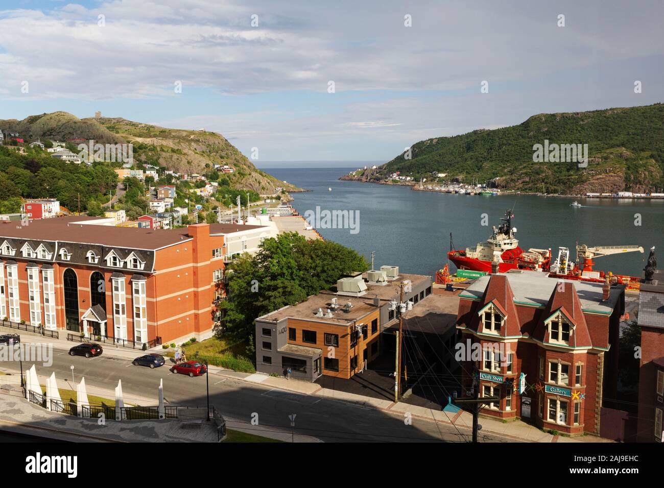 Bocca di porto di San Giovanni, Terranova e Labrador, Canada. Colline proteggere il trasporto marittimo dall'Oceano Atlantico Foto Stock