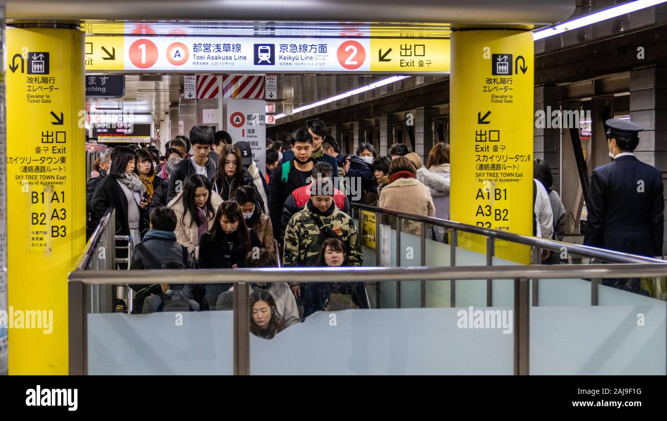 TOKYO, Giappone - 2 febbraio 2019: pendolari in giapponese alla metropolitana stazione ferroviaria Foto Stock