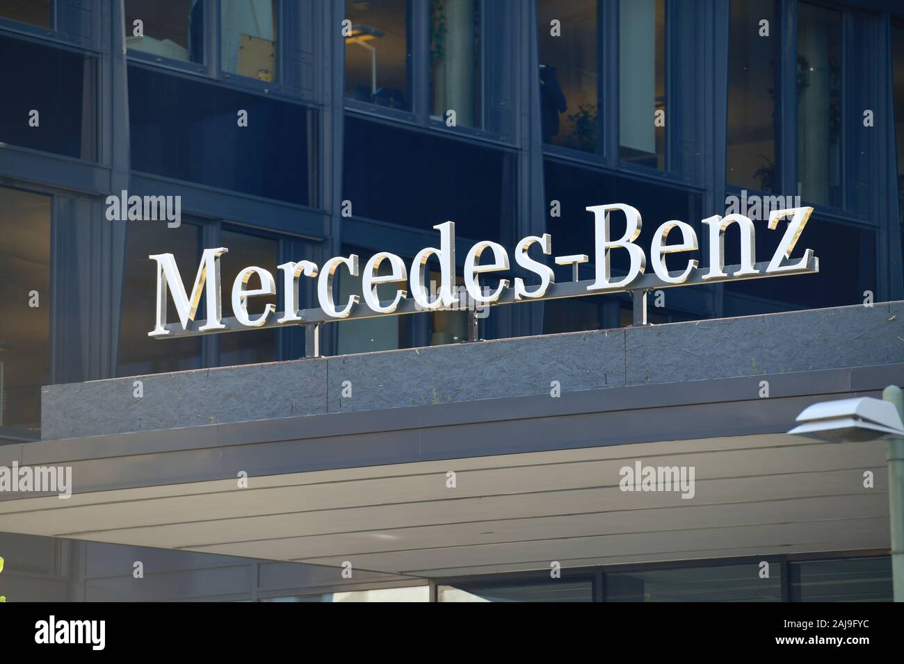 Mercedes-Benz Vertrieb Deutschland, Mühlenstraße, Friedrichshain di Berlino, Deutschland Foto Stock
