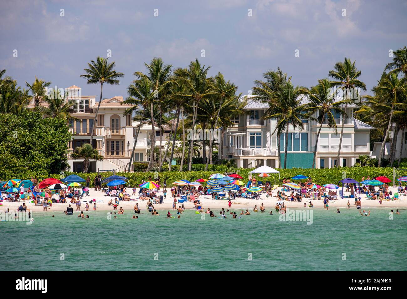 La vita in spiaggia a Napoli Florida sul Golfo del Messico in un pomeriggio soleggiato. Foto Stock