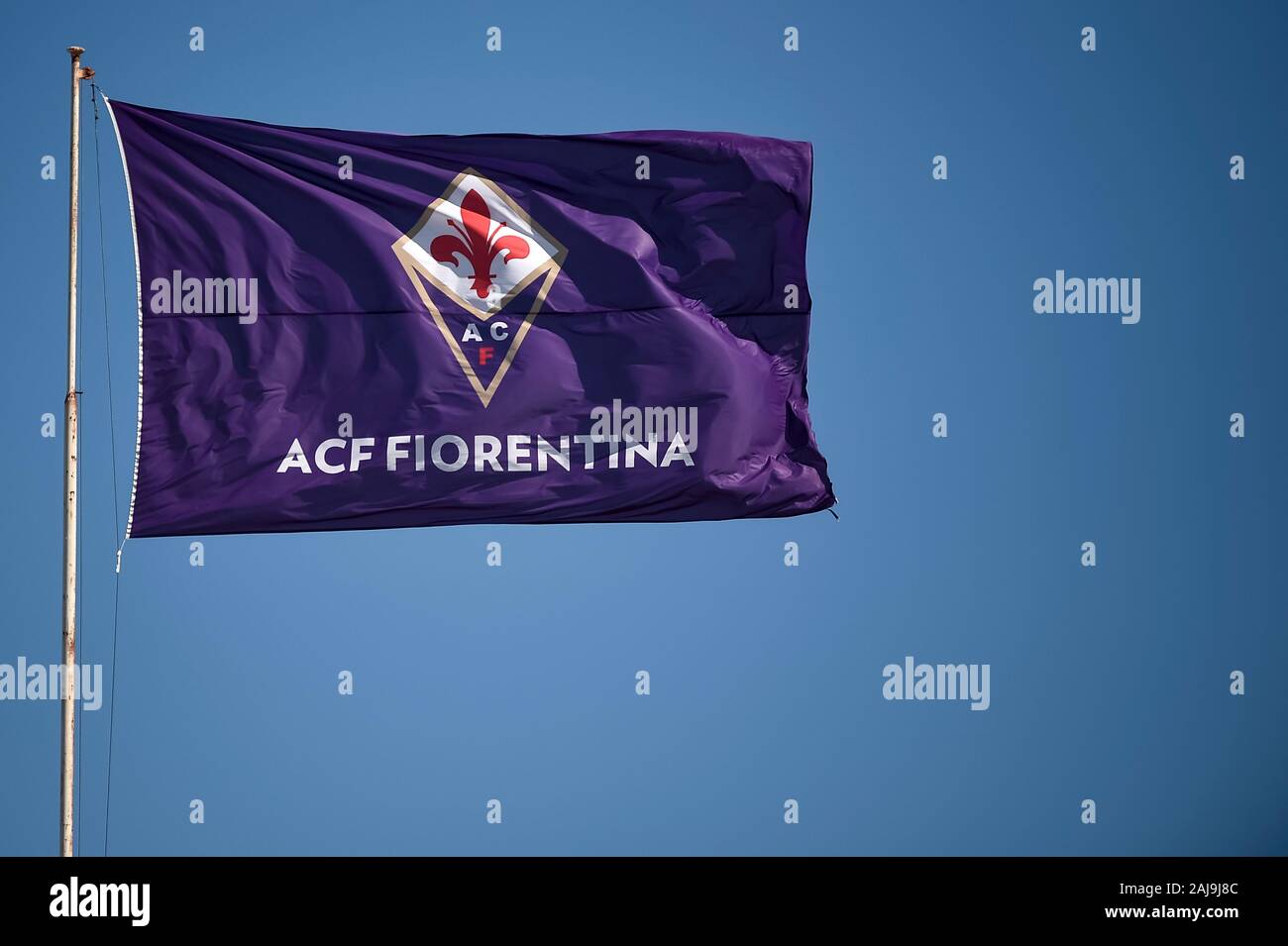 Firenze, Italia. 14 Settembre 2019: una bandiera di ACF Fiorentina onde prima della serie di una partita di calcio tra ACF Fiorentina e la Juventus FC. La partita si è conclusa con un pareggio (0-0. Credito: Nicolò Campo/Alamy Live News Foto Stock