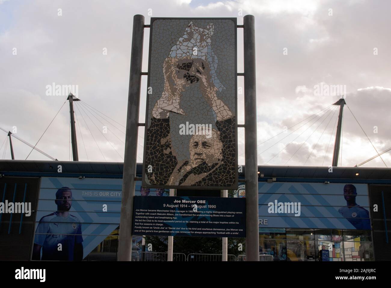 Affissioni Joe Mercer al Manchester Football Stadium a Manchester Inghilterra 2019 Foto Stock