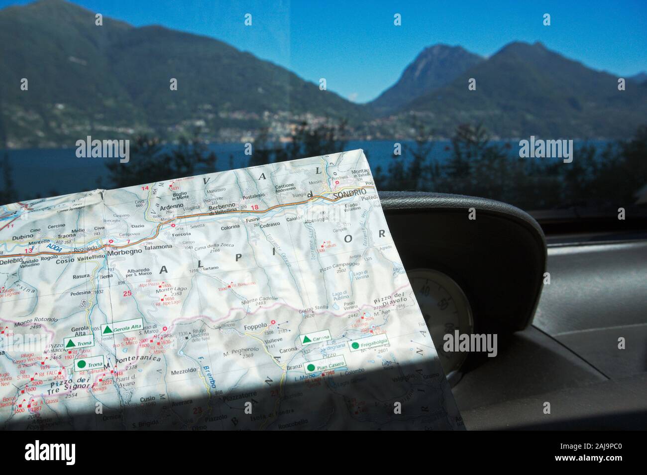 Mappa stradale sul cruscotto di un'auto parcheggiata di fronte al lago di Como, Italia Foto Stock Mappa stradale sul cruscotto di un'auto parcheggiata di fronte al lago di Como, Italia Foto Stock