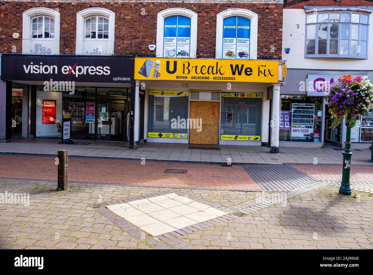 U pausa abbiamo fissare, chiuse e intavolato mobile phone repair shop in Crewe Cheshire Regno Unito Foto Stock