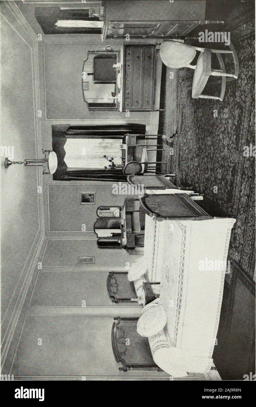 Schemi di colore per la casa e gli interni del modello . 90. H q -a S3 -&LT; -^ O o ao o .£•3 % % ^?2 1^ o CO g-0 o ooaJ aw t. D.o. 0) 0) bea 3 91 rosa per bambini Sala Bkd ok Nukskky TlIKi chihTs camera da letto di vivaio, aboxc tutte le stanze della casa,deve essere leggero, fresli e allegro, per una tale atmosfera isessential alla ben bein&LT;^ dei bambini. È appena il caso di saytliat questa stanza dovrebbe hac una soleggiata esposizione e due o più-Win dows. Una lampada a pavimento finito, non troppo altamente lucidato, è auspicabile e vantaggioso showsto affascinante rotonda o ovale di tappeti l)razziato nel nuovo stile antico. Foto Stock