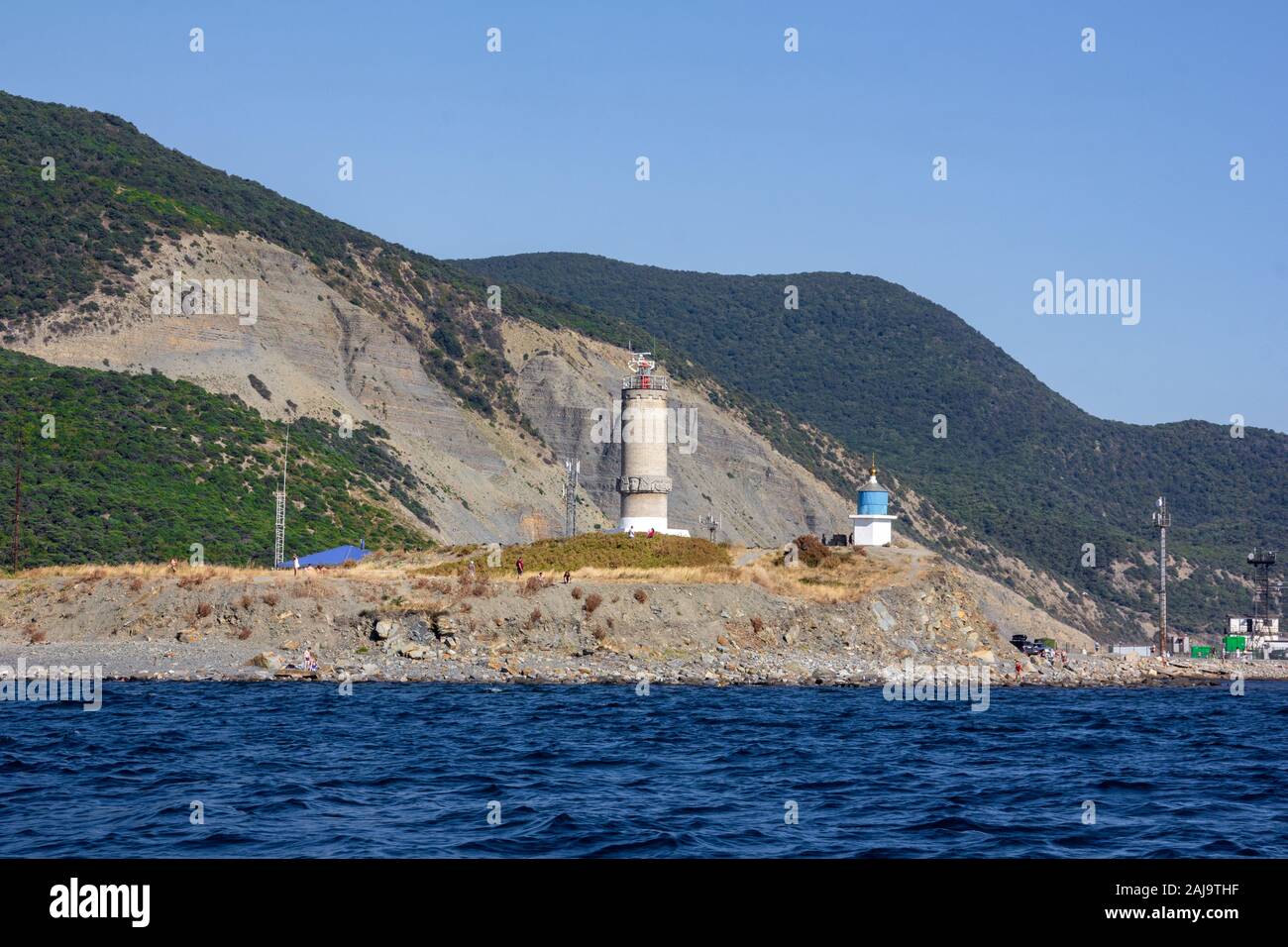 Paesaggio estivo che si affaccia sul faro sull isola di Utrish nel mar nero Foto Stock