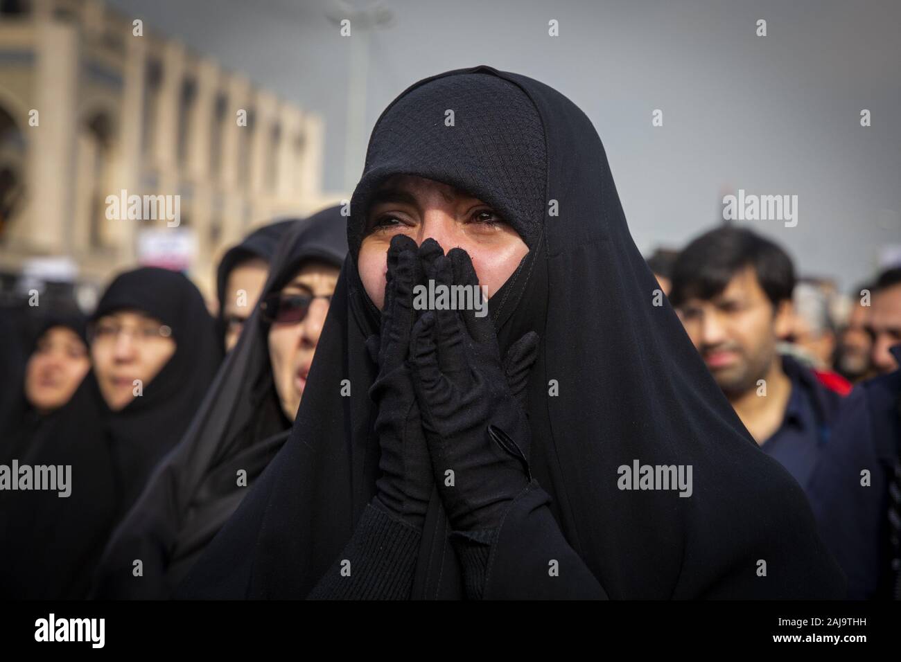 Tehran, Iran. 03 gen, 2020. Le donne iraniane piangere come prendono le strade a piangere la morte del rivoluzionario iraniano Comandante della Guardia Qassem Soleimani durante una dimostrazione dopo la preghiera del venerdì a Tehran, Iran, il 3 gennaio 2020. Soleimani è stato ucciso dalla U.S. airstrike a Baghdad, Iraq. Foto di Maryam Rahmanian/UPI Credito: UPI/Alamy Live News Foto Stock