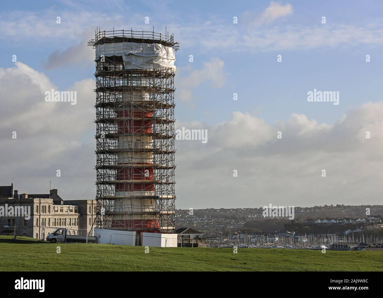 Smeaton torre circondata da ponteggio pronto per una pulizia per il Mayflower 400 celebrazioni Foto Stock